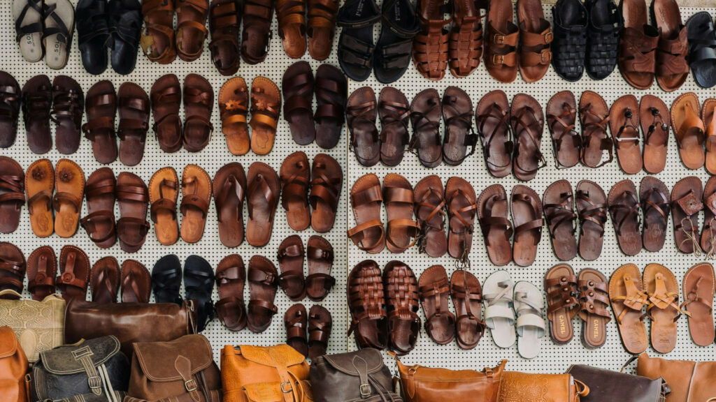 Les sandales tendance : le guide des chaussures incontournables pour un été stylé !