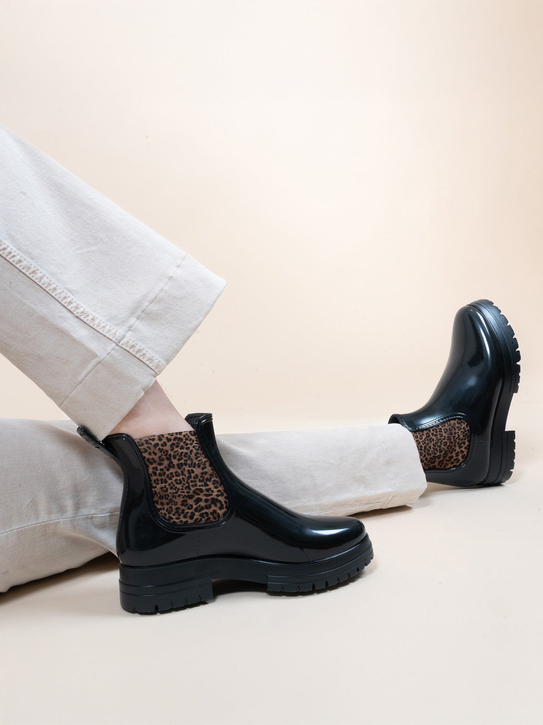 bottines pluie crantees caoutchouc noir leopard s1.jpg bottines pluie crantees caoutchouc noir leopard s1.jpg