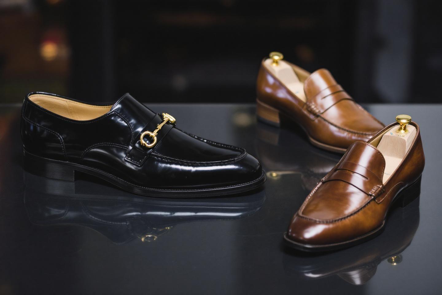 Chaussures de luxe avec boucle dorée et embauchoirs